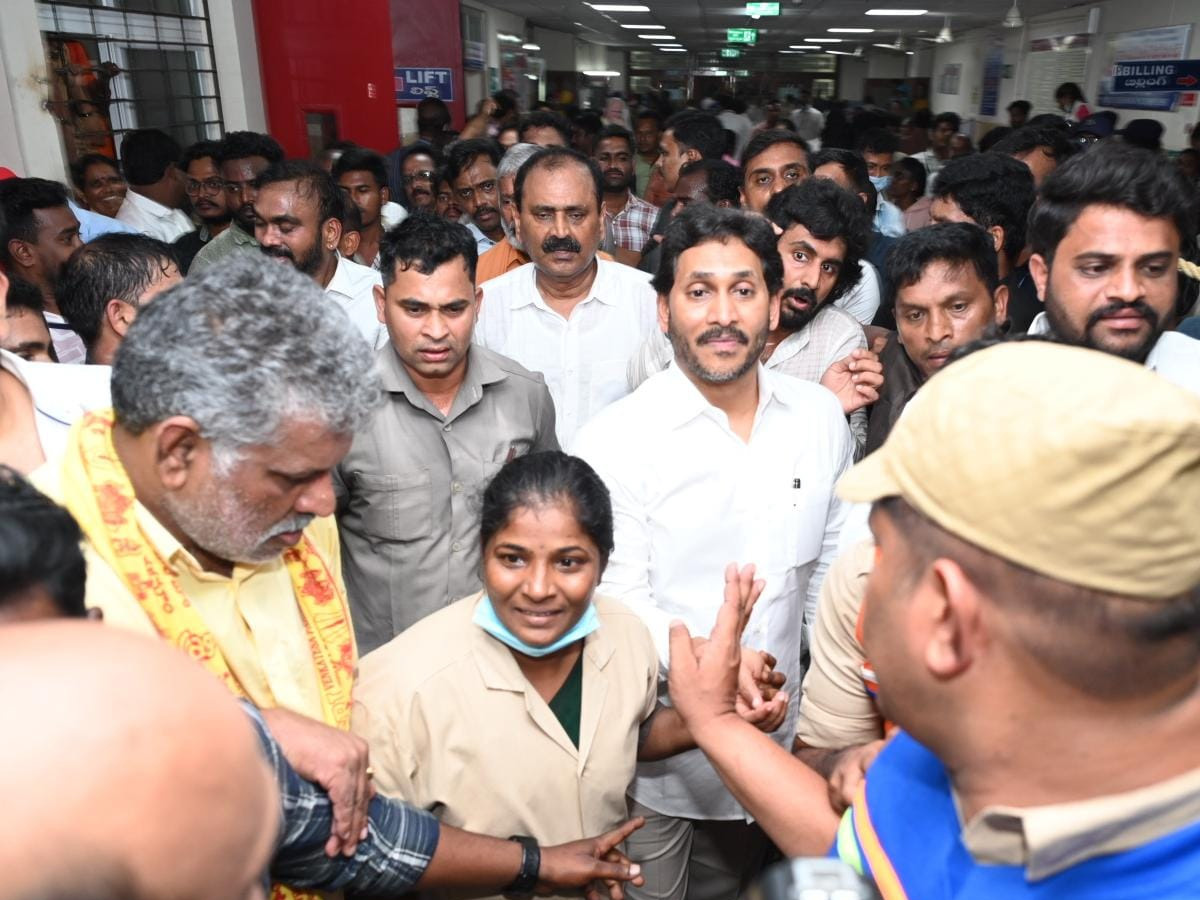 Police_20Stopped_20YS_20Jagan_20Convoy_20Going_20to_20SVIMS_20Hospital_20Photos_20_20_2812_29.jpg 12