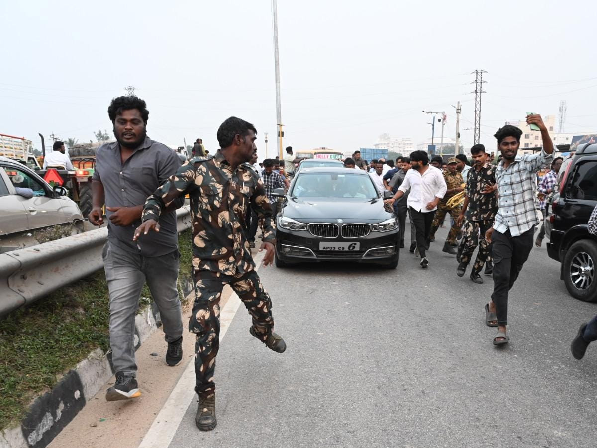 Police_20Stopped_20YS_20Jagan_20Convoy_20Going_20to_20SVIMS_20Hospital_20Photos_20_20_2813_29.jpg 13
