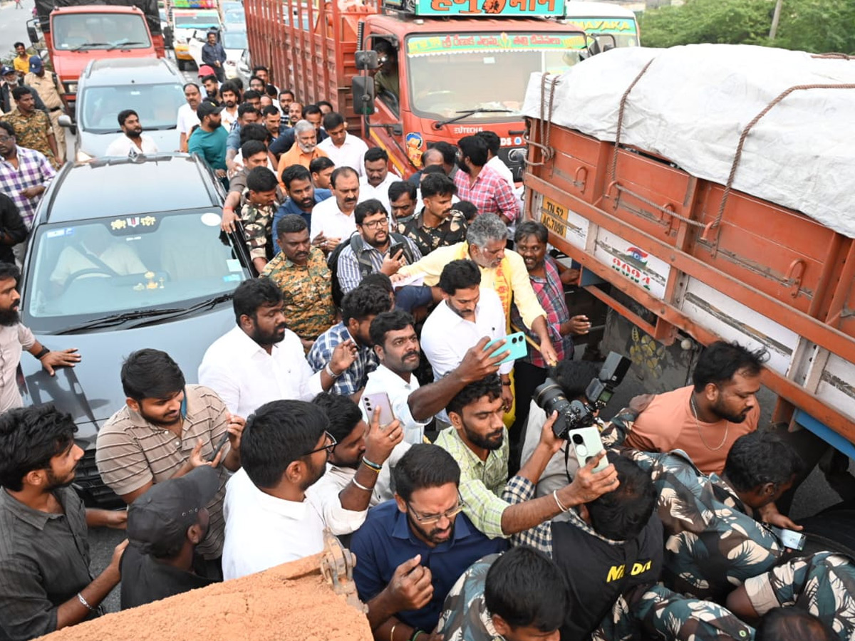 Police_20Stopped_20YS_20Jagan_20Convoy_20Going_20to_20SVIMS_20Hospital_20Photos_20_20_2816_29.jpg 16