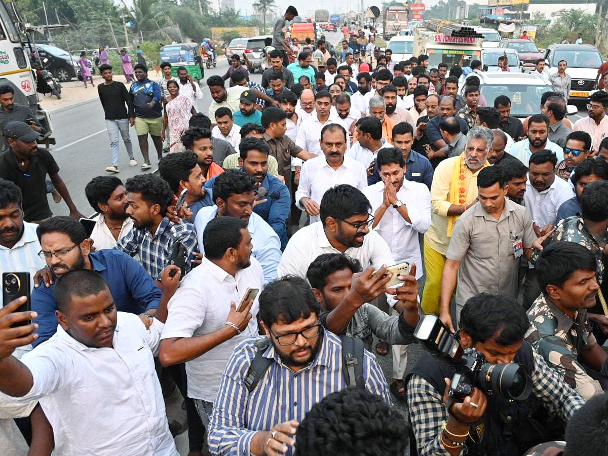 Police_20Stopped_20YS_20Jagan_20Convoy_20Going_20to_20SVIMS_20Hospital_20Photos_20_20_2817_29.jpg 17