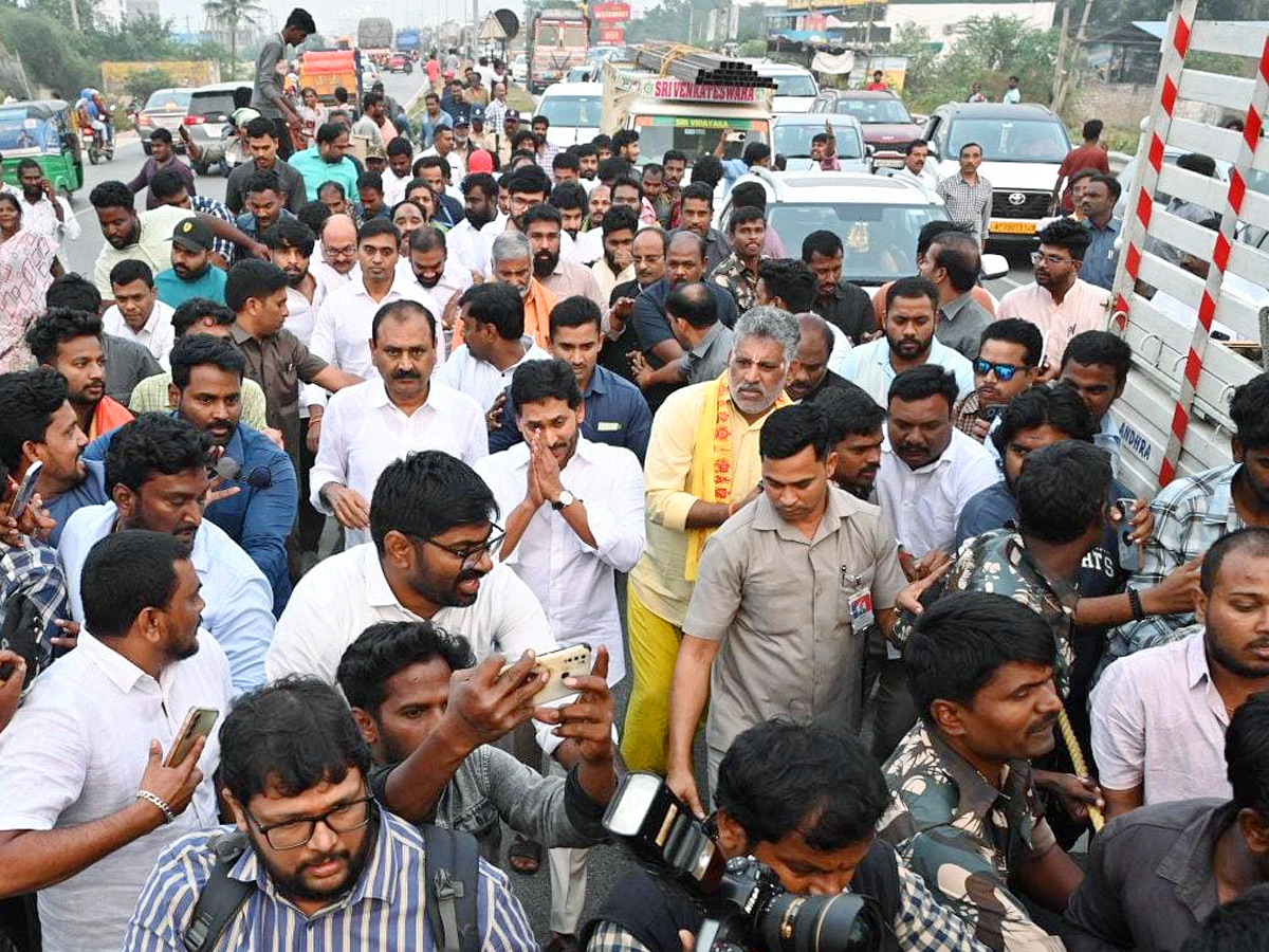 Police_20Stopped_20YS_20Jagan_20Convoy_20Going_20to_20SVIMS_20Hospital_20Photos_20_20_2818_29.jpg 18