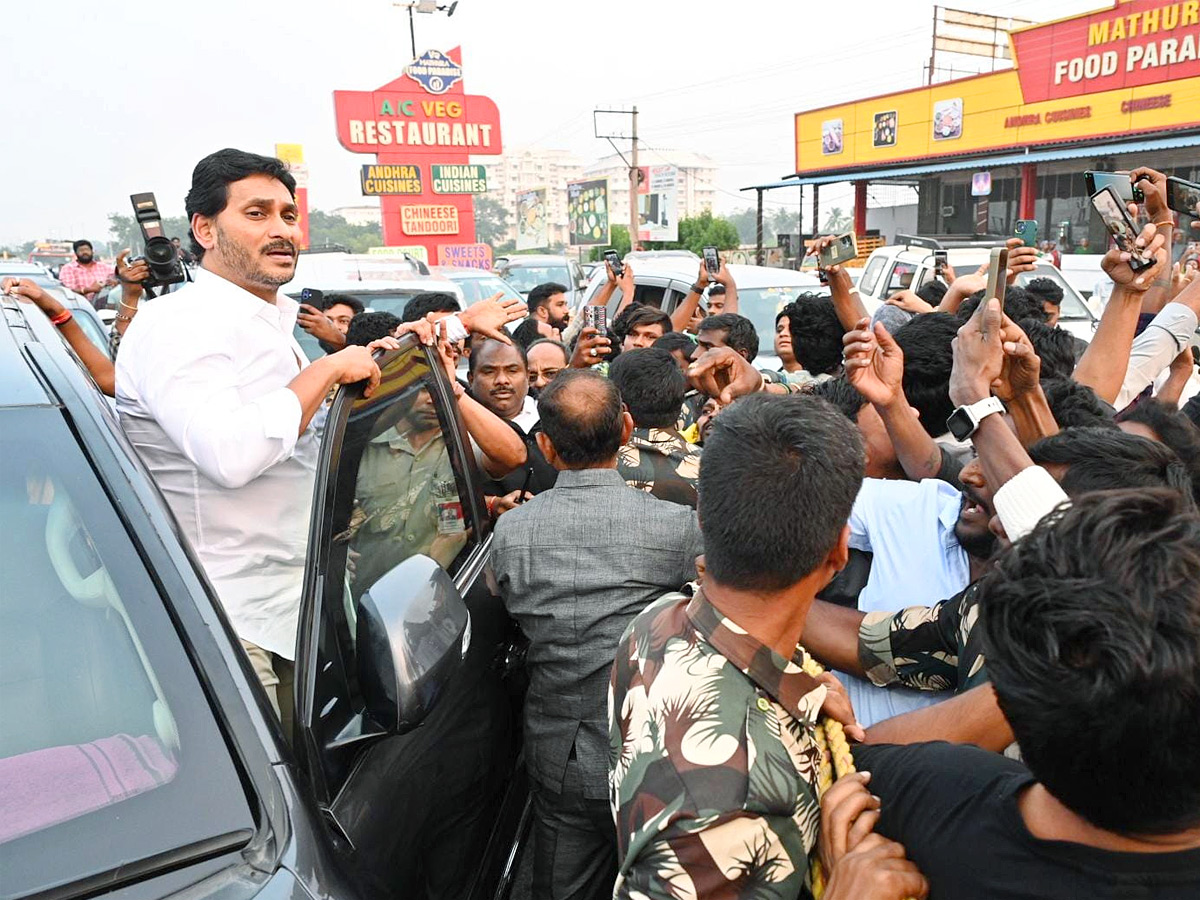 Police_20Stopped_20YS_20Jagan_20Convoy_20Going_20to_20SVIMS_20Hospital_20Photos_20_20_281_29.jpg 2