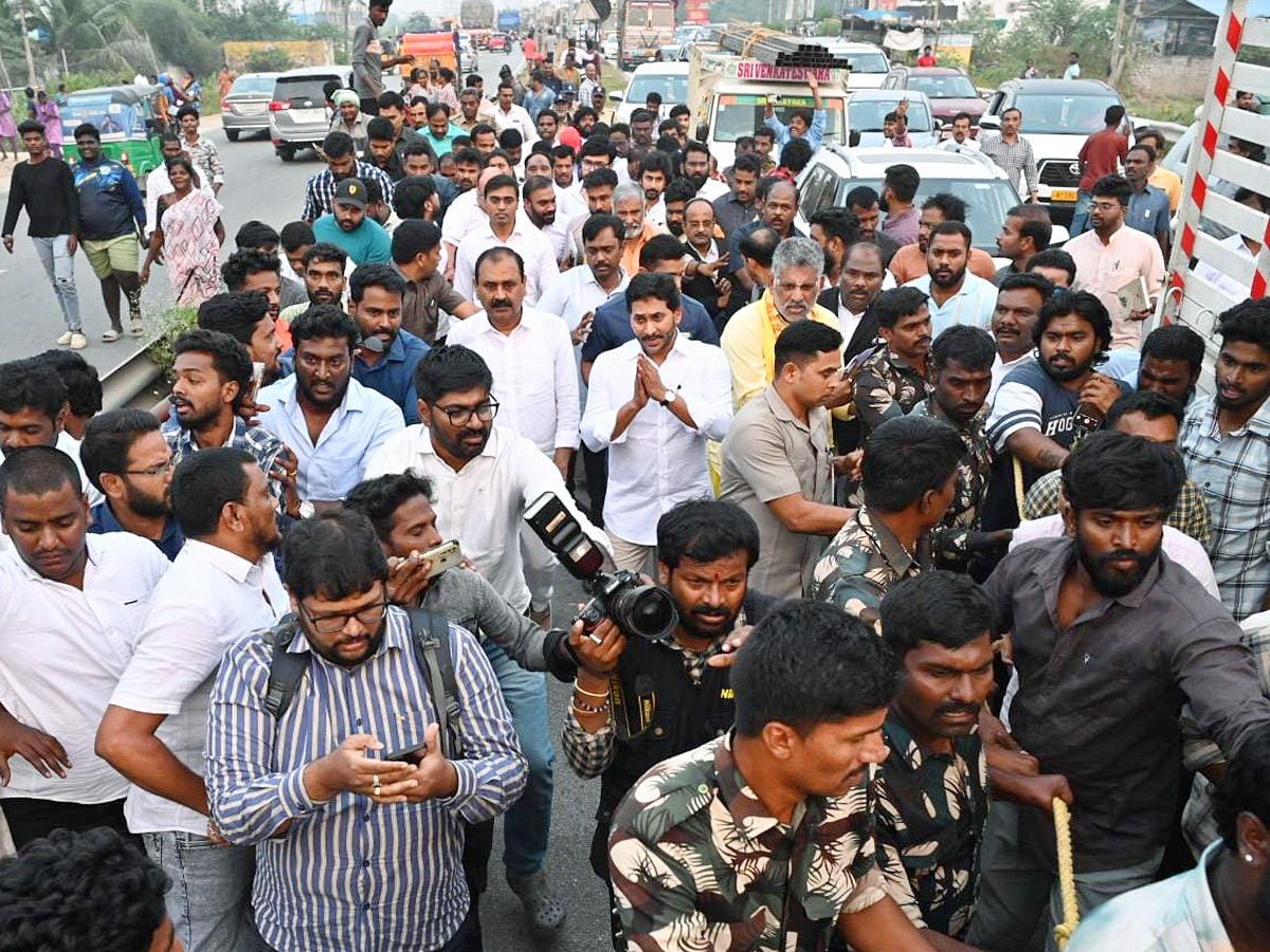 Police_20Stopped_20YS_20Jagan_20Convoy_20Going_20to_20SVIMS_20Hospital_20Photos_20_20_283_29.jpg 1