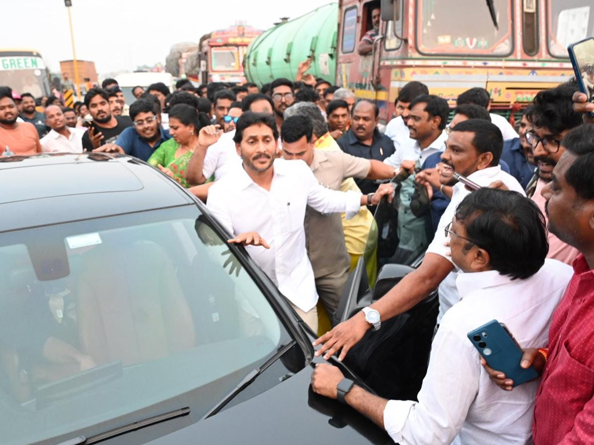 Police_20Stopped_20YS_20Jagan_20Convoy_20Going_20to_20SVIMS_20Hospital_20Photos_20_20_284_29.jpg 4