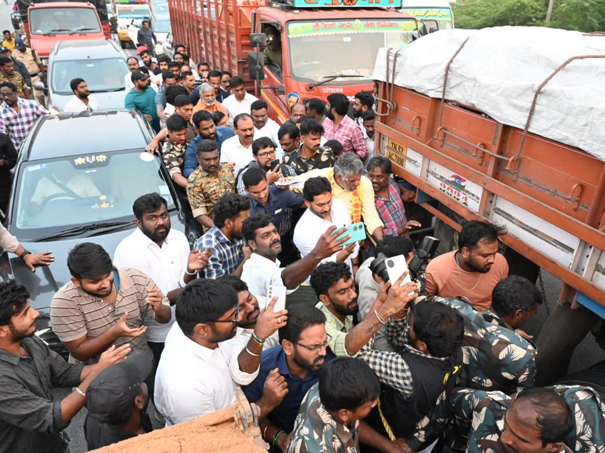 Police_20Stopped_20YS_20Jagan_20Convoy_20Going_20to_20SVIMS_20Hospital_20Photos_20_20_285_29.jpg 5