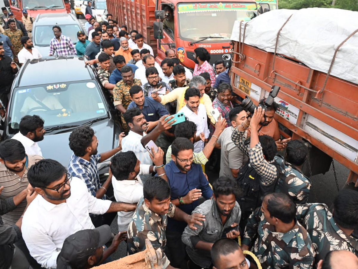 Police_20Stopped_20YS_20Jagan_20Convoy_20Going_20to_20SVIMS_20Hospital_20Photos_20_20_287_29.jpg 7