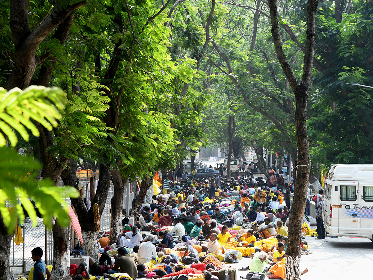 Tirupati_20Stampede_20At_20Least_206_20Dead_20In_20Stampede_20At_20Tirupati_20Photos__20_2814_29.jpg 14