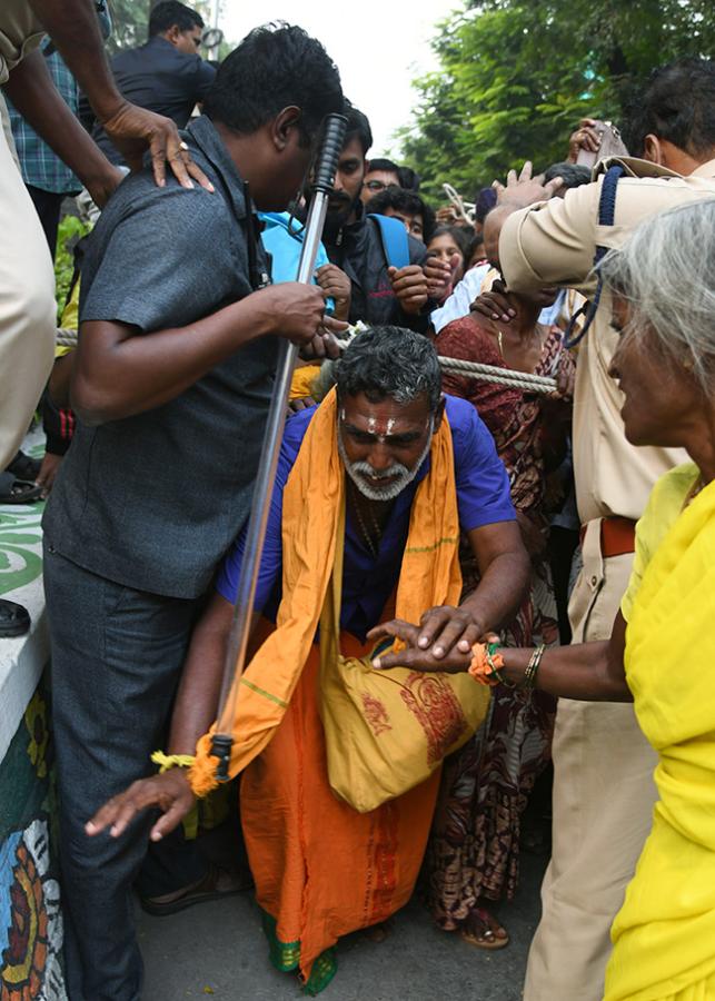 Tirupati_20Stampede_20At_20Least_206_20Dead_20In_20Stampede_20At_20Tirupati_20Photos__20_2815_29.jpg 15