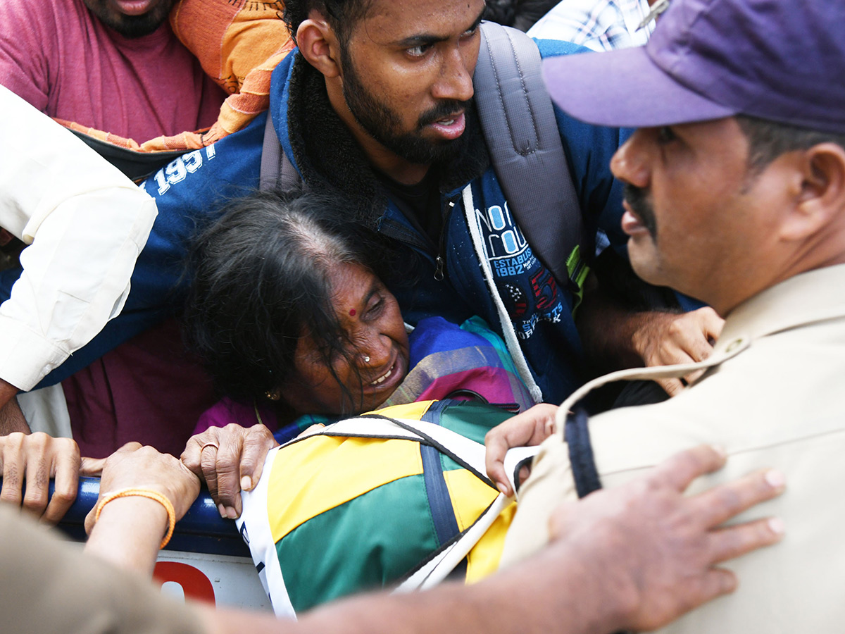Tirupati_20Stampede_20At_20Least_206_20Dead_20In_20Stampede_20At_20Tirupati_20Photos__20_2821_29.jpg 21