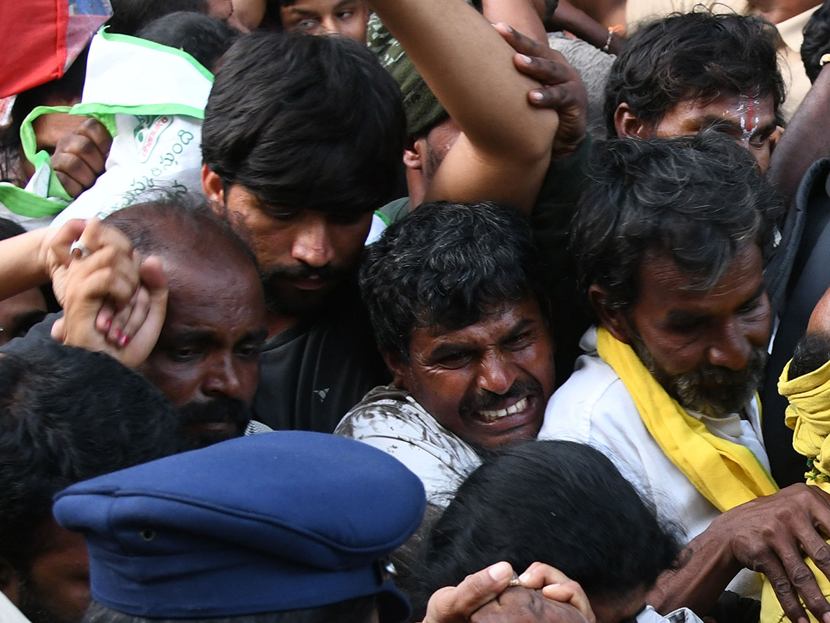 Tirupati_20Stampede_20At_20Least_206_20Dead_20In_20Stampede_20At_20Tirupati_20Photos__20_2822_29.jpg 22