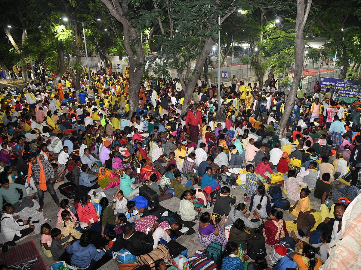 Tirupati_20Stampede_20At_20Least_206_20Dead_20In_20Stampede_20At_20Tirupati_20Photos__20_2828_29.jpg 28
