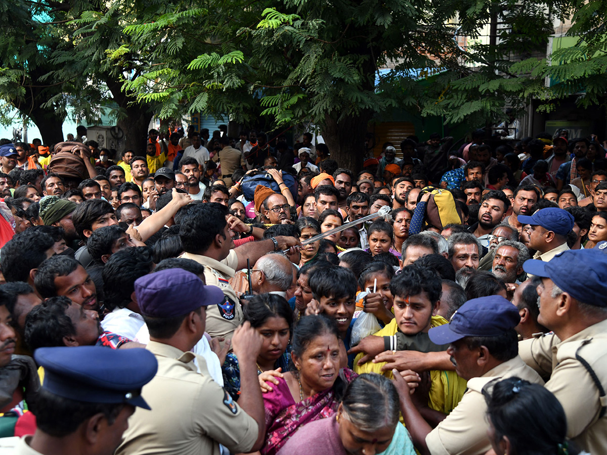Tirupati_20Stampede_20At_20Least_206_20Dead_20In_20Stampede_20At_20Tirupati_20Photos__20_2840_29.jpg 39