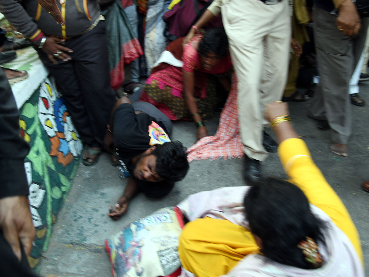 Tirupati_20Stampede_20At_20Least_206_20Dead_20In_20Stampede_20At_20Tirupati_20Photos__20_2844_29.jpg 43