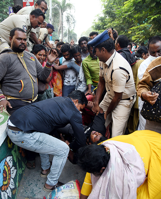 Tirupati_20Stampede_20At_20Least_206_20Dead_20In_20Stampede_20At_20Tirupati_20Photos__20_2845_29.jpg 44