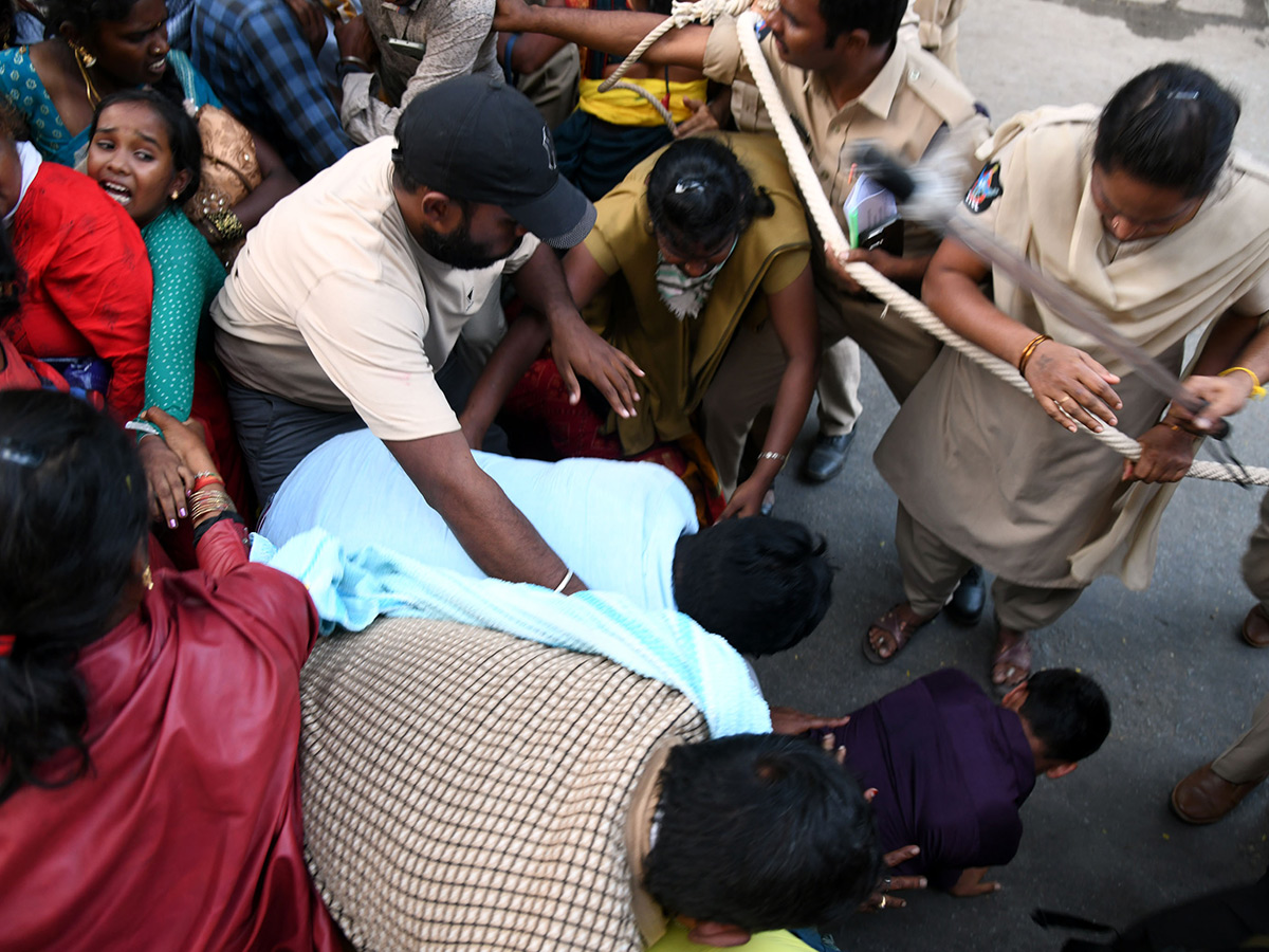 Tirupati_20Stampede_20At_20Least_206_20Dead_20In_20Stampede_20At_20Tirupati_20Photos__20_2846_29.jpg 45