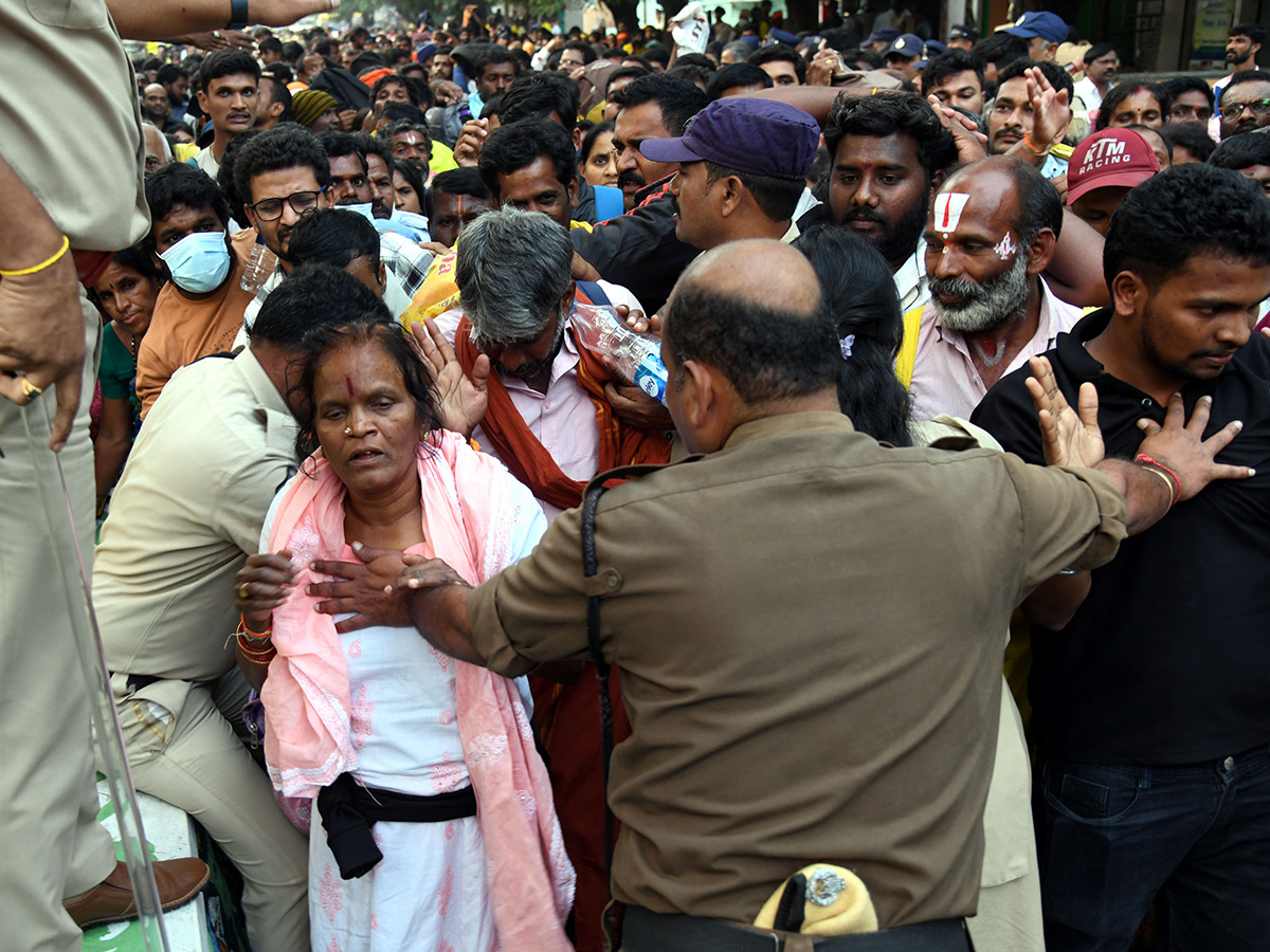 Tirupati_20Stampede_20At_20Least_206_20Dead_20In_20Stampede_20At_20Tirupati_20Photos__20_2850_29.jpg 49