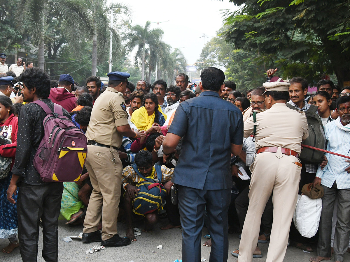 Tirupati_20Stampede_20At_20Least_206_20Dead_20In_20Stampede_20At_20Tirupati_20Photos__20_2852_29.jpg 51