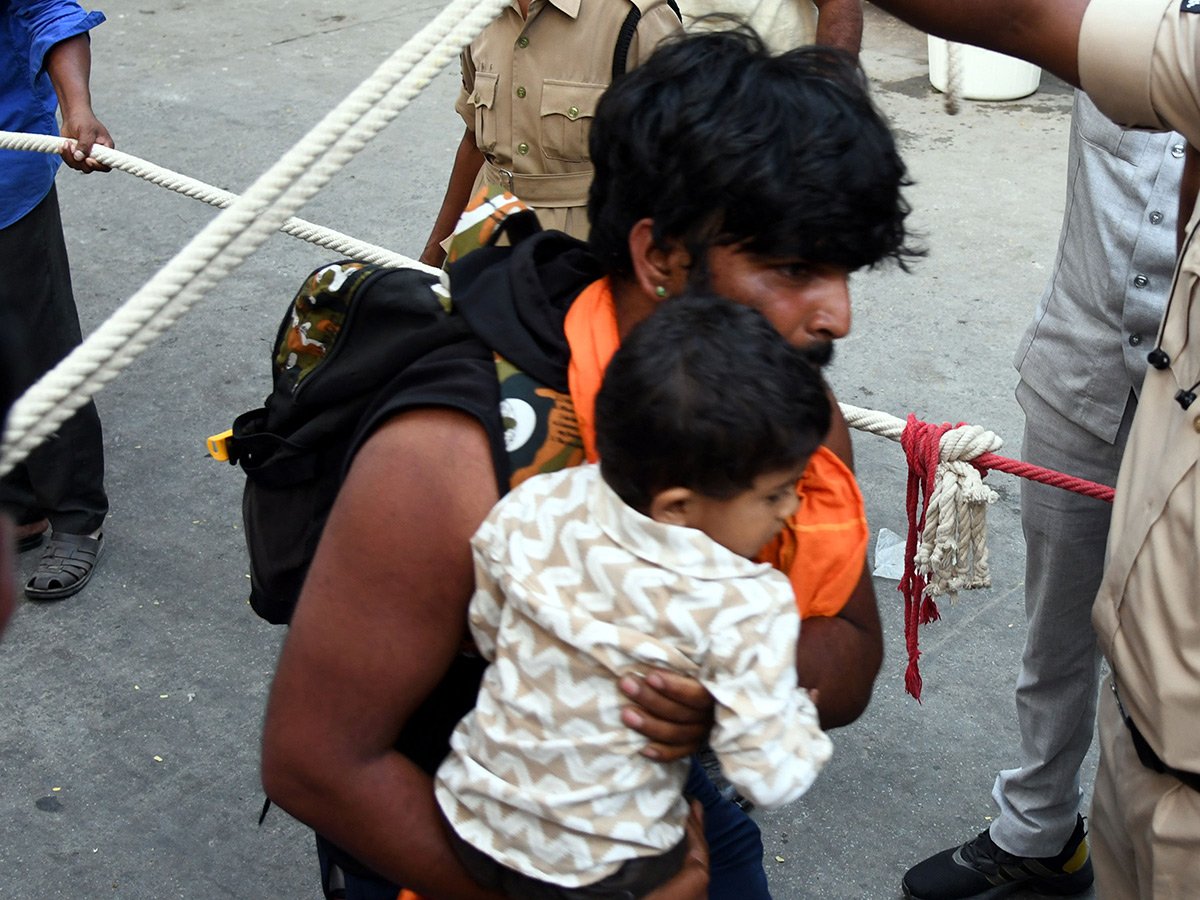 Tirupati_20Stampede_20At_20Least_206_20Dead_20In_20Stampede_20At_20Tirupati_20Photos__20_2856_29.jpg 55