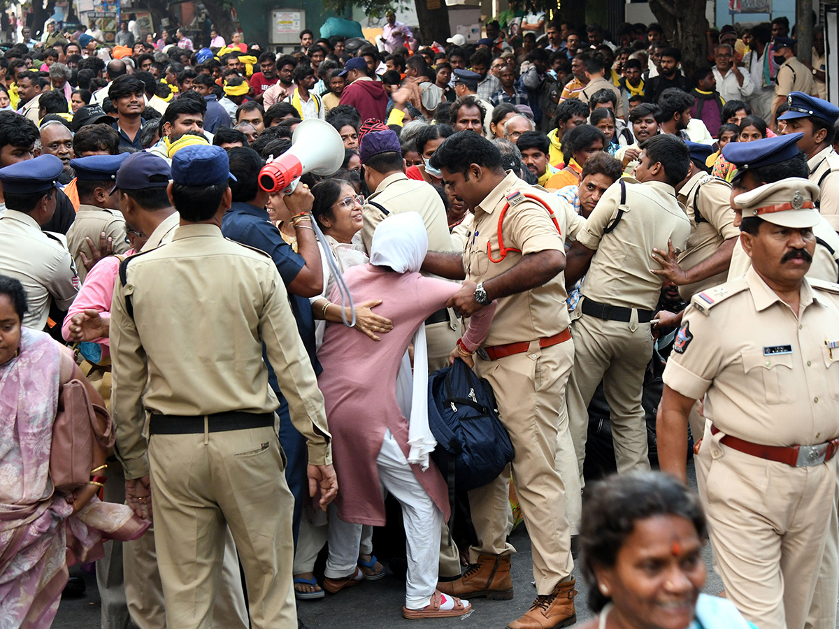Tirupati_20Stampede_20At_20Least_206_20Dead_20In_20Stampede_20At_20Tirupati_20Photos__20_288_29.jpg 8