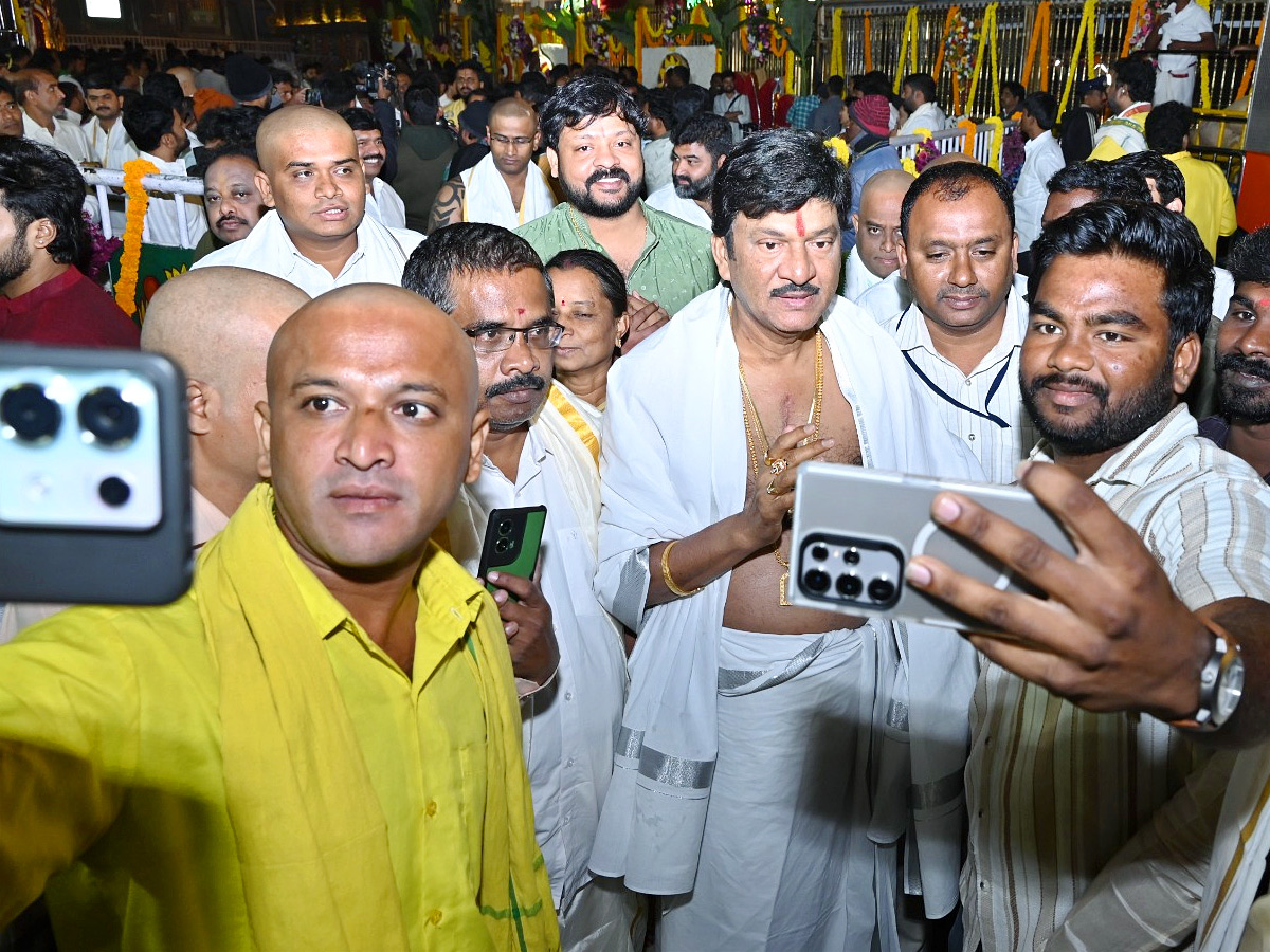 Celebrities_20Visited_20Tirumala_20Tirupati_20Temple_20On_20Occasion_20Of_20Vaikuntha_20Ekadashi_20Photos_20_285_29.jpg 6