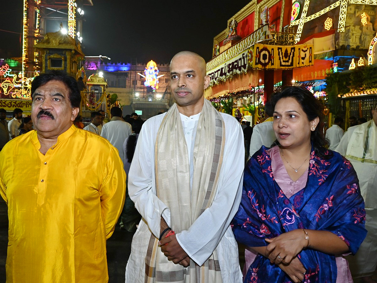 Celebrities_20Visited_20Tirumala_20Tirupati_20Temple_20On_20Occasion_20Of_20Vaikuntha_20Ekadashi_20Photos_20_286_29.jpg 7
