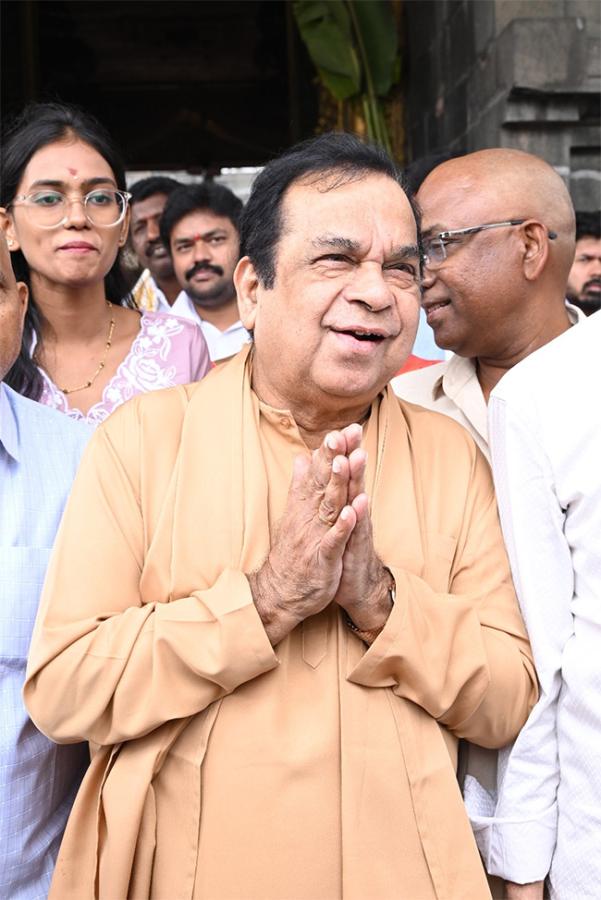 Comedian_20Brahmanandam_20Visits_20Tirumala_1_20_285_29.jpg 5