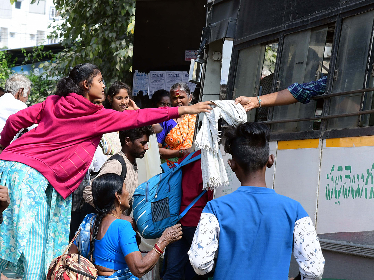 Heavy_20rush_20bus_20station_20in_20sankranti_20festival_202025__20_2815_29_0.jpg 15