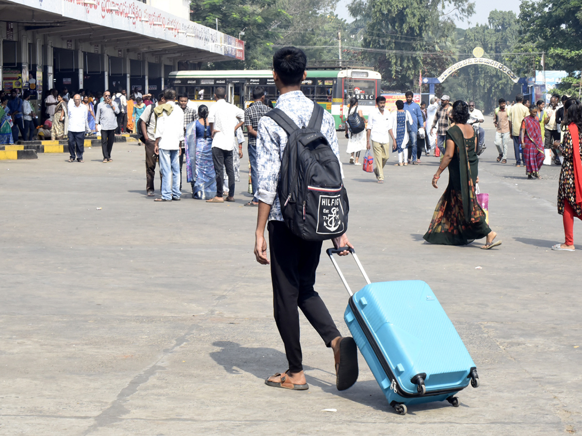 Heavy_20rush_20bus_20station_20in_20sankranti_20festival_202025__20_285_29.jpg 5