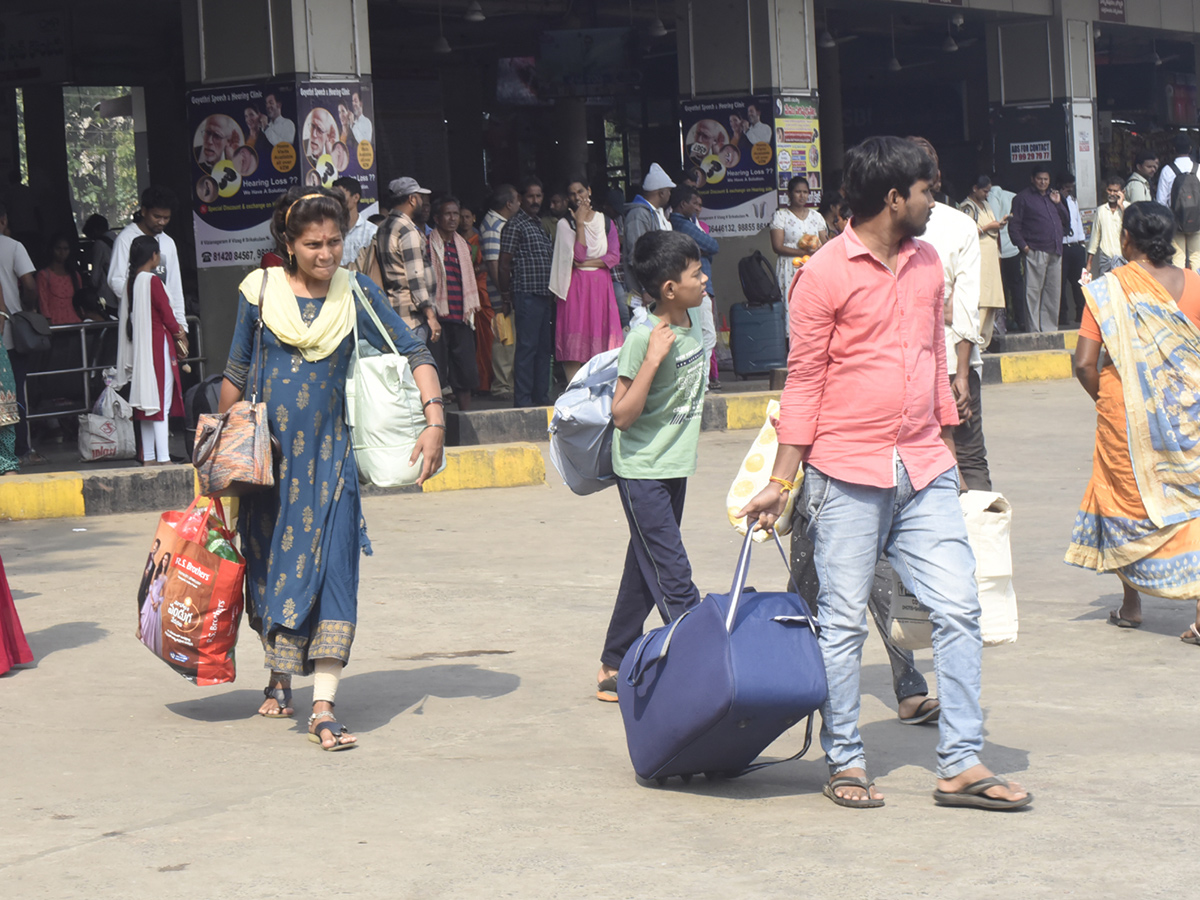 Heavy_20rush_20bus_20station_20in_20sankranti_20festival_202025__20_289_29.jpg 9