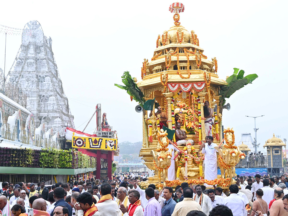 Huge_20Devotees_20At_20Tirumala_20For_20Tirumala_20Vaikunta_20Dwara_20Darshan_20Photos_20_2810_29.jpg 7