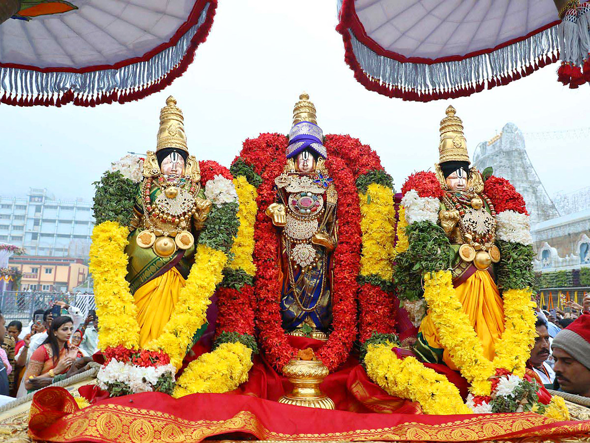 Huge_20Devotees_20At_20Tirumala_20For_20Tirumala_20Vaikunta_20Dwara_20Darshan_20Photos_20_2811_29.jpg 8