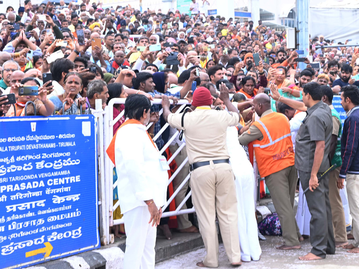 Huge_20Devotees_20At_20Tirumala_20For_20Tirumala_20Vaikunta_20Dwara_20Darshan_20Photos_20_281_29.jpg 9