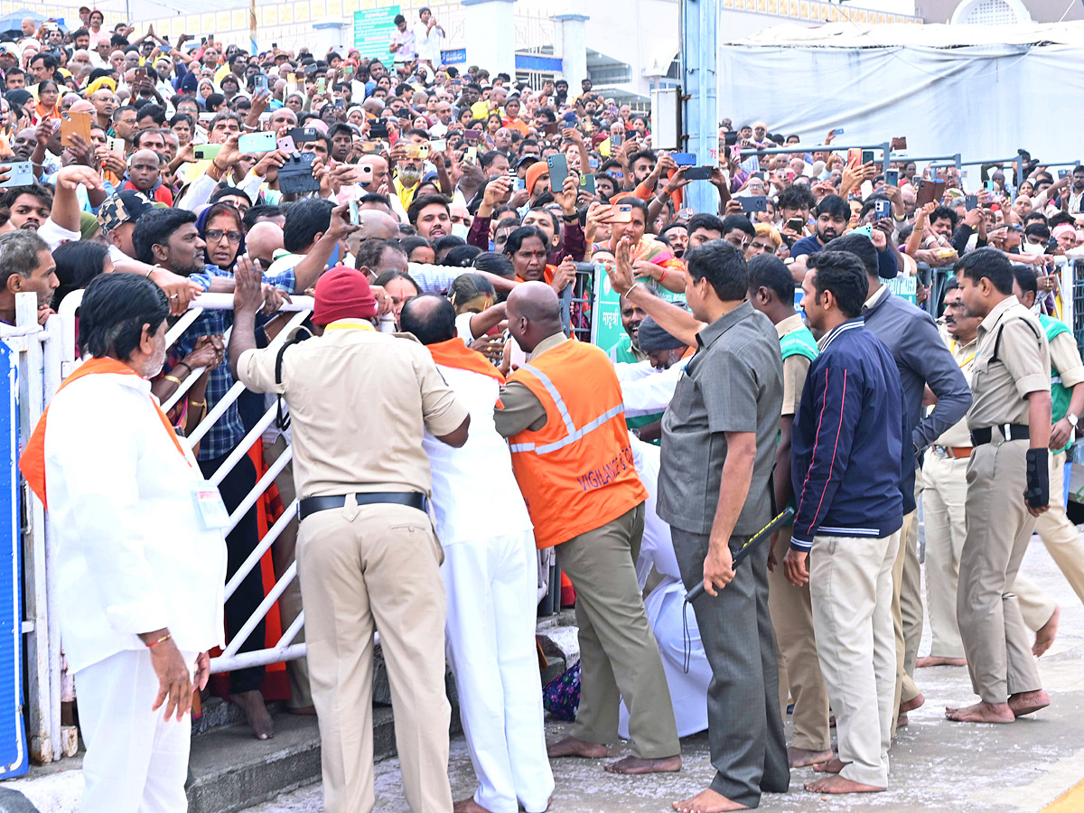 Huge_20Devotees_20At_20Tirumala_20For_20Tirumala_20Vaikunta_20Dwara_20Darshan_20Photos_20_282_29.jpg 10