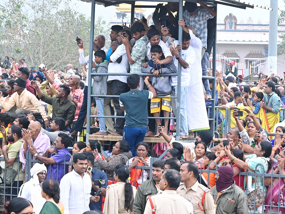 Huge_20Devotees_20At_20Tirumala_20For_20Tirumala_20Vaikunta_20Dwara_20Darshan_20Photos_20_283_29.jpg 11
