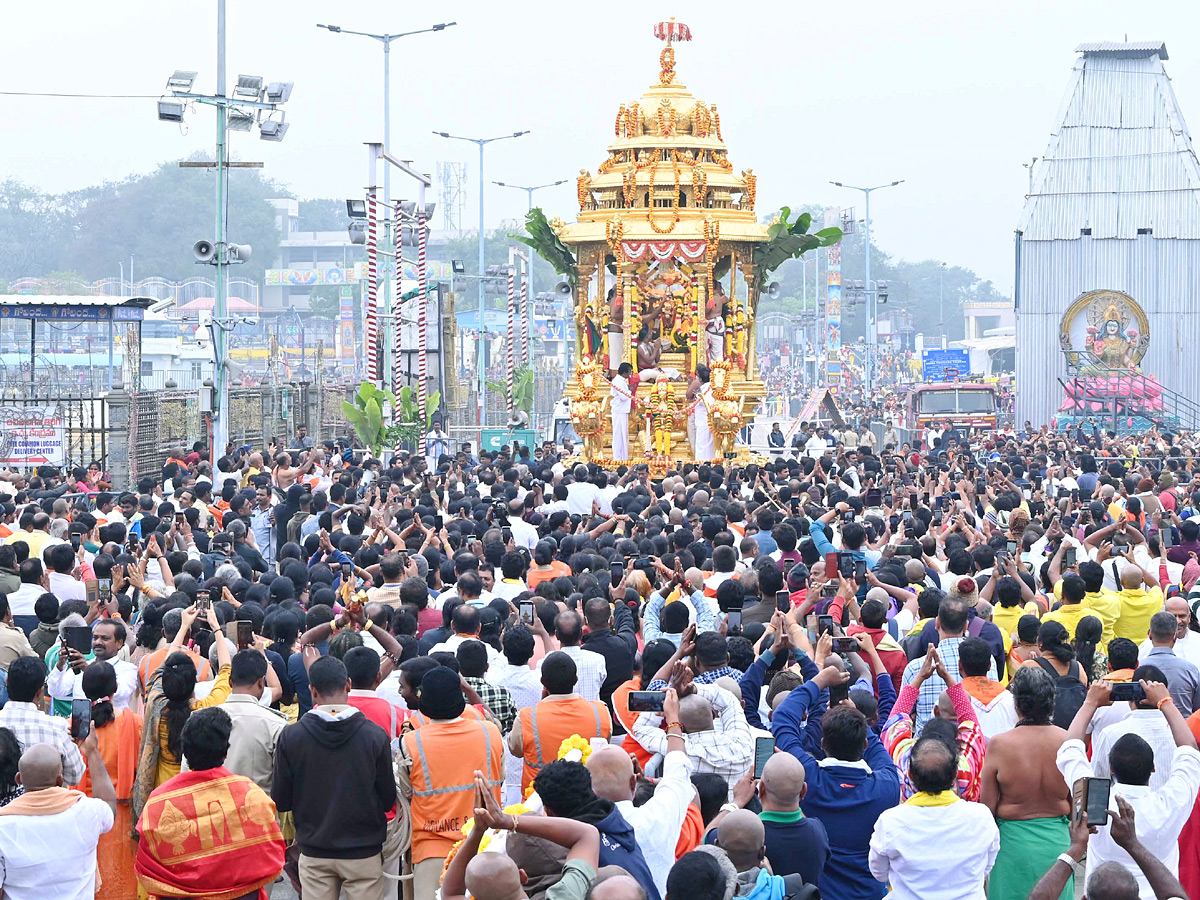 Huge_20Devotees_20At_20Tirumala_20For_20Tirumala_20Vaikunta_20Dwara_20Darshan_20Photos_20_284_29_0.jpg 2