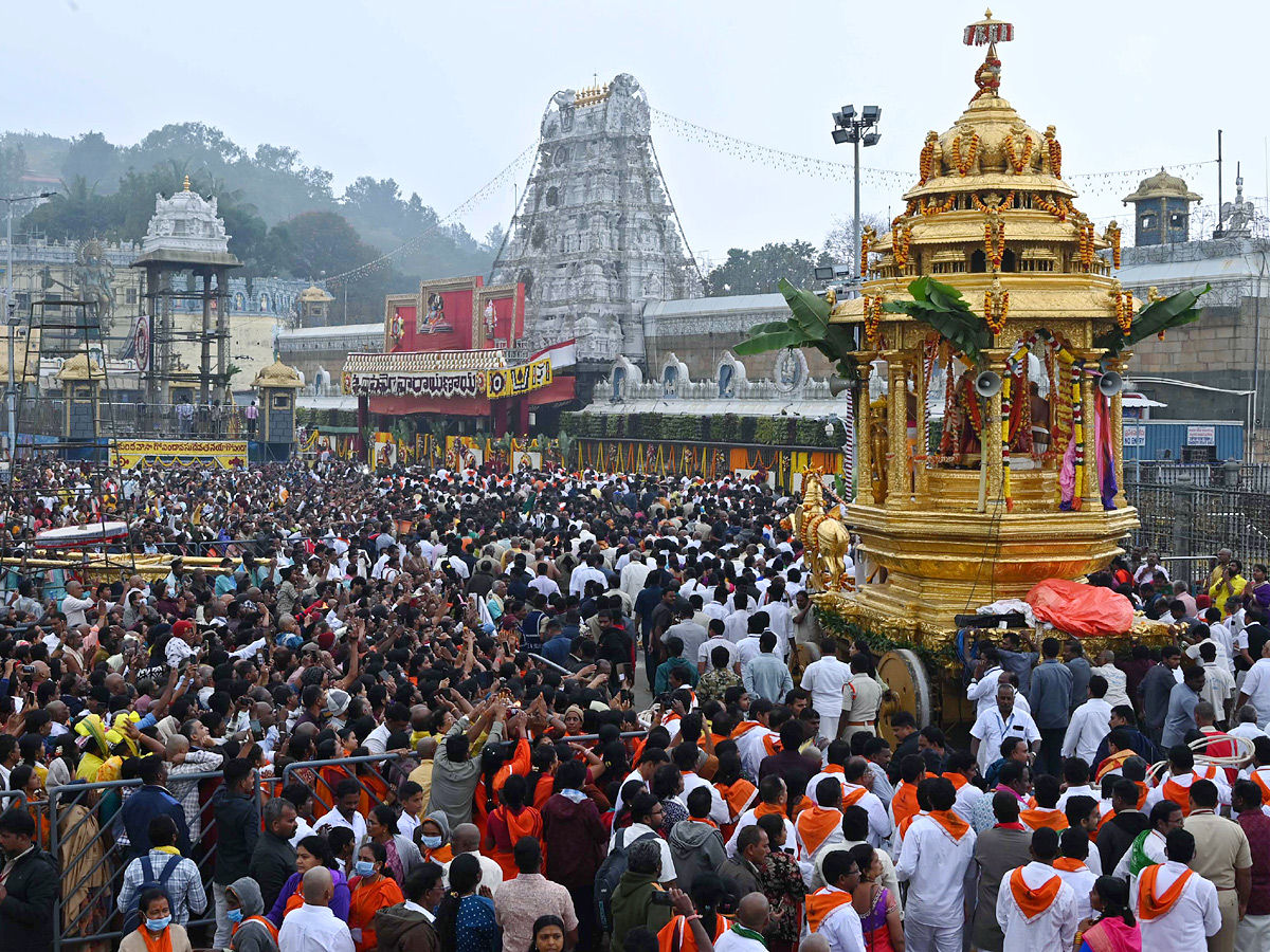 Huge_20Devotees_20At_20Tirumala_20For_20Tirumala_20Vaikunta_20Dwara_20Darshan_20Photos_20_286_29.jpg 3
