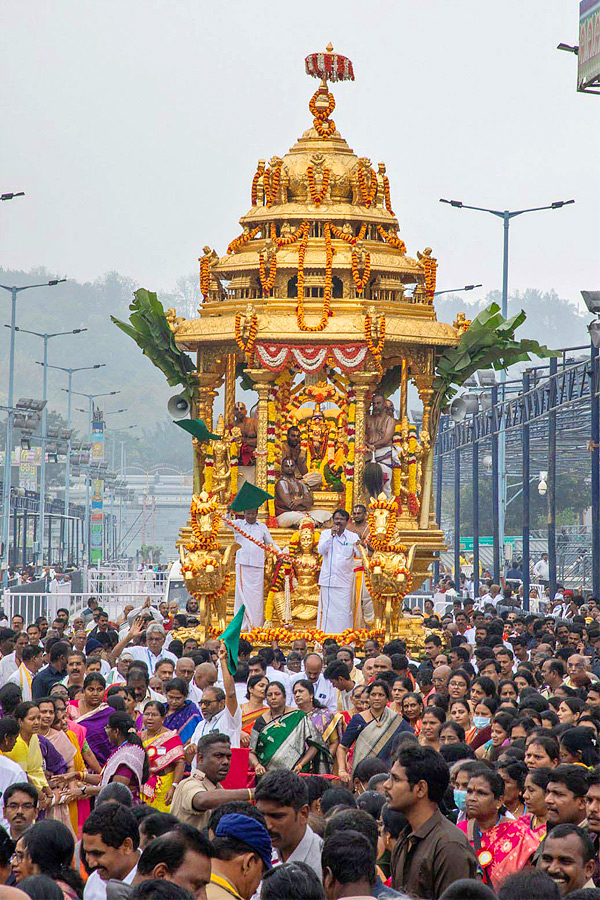 Huge_20Devotees_20At_20Tirumala_20For_20Tirumala_20Vaikunta_20Dwara_20Darshan_20Photos_20_288_29.jpg 5