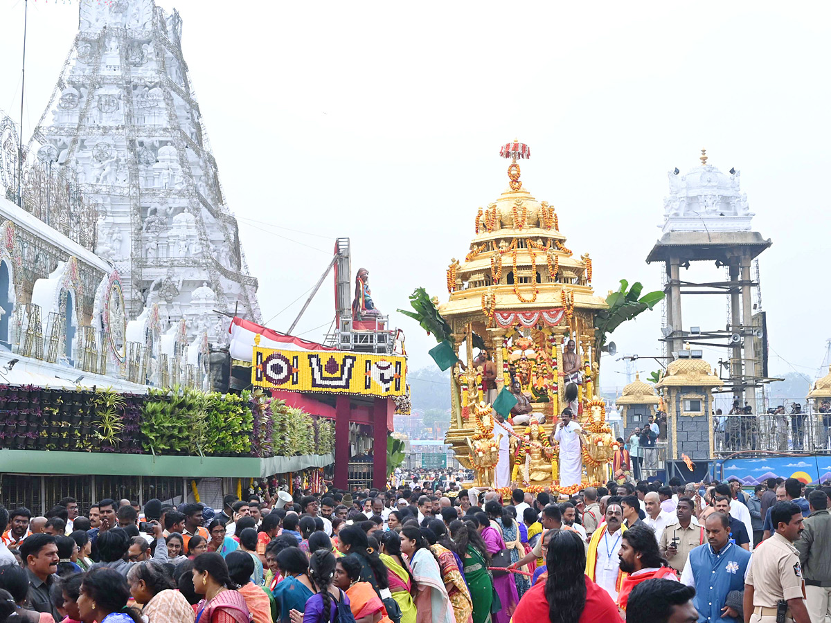 Huge_20Devotees_20At_20Tirumala_20For_20Tirumala_20Vaikunta_20Dwara_20Darshan_20Photos_20_289_29.jpg 6