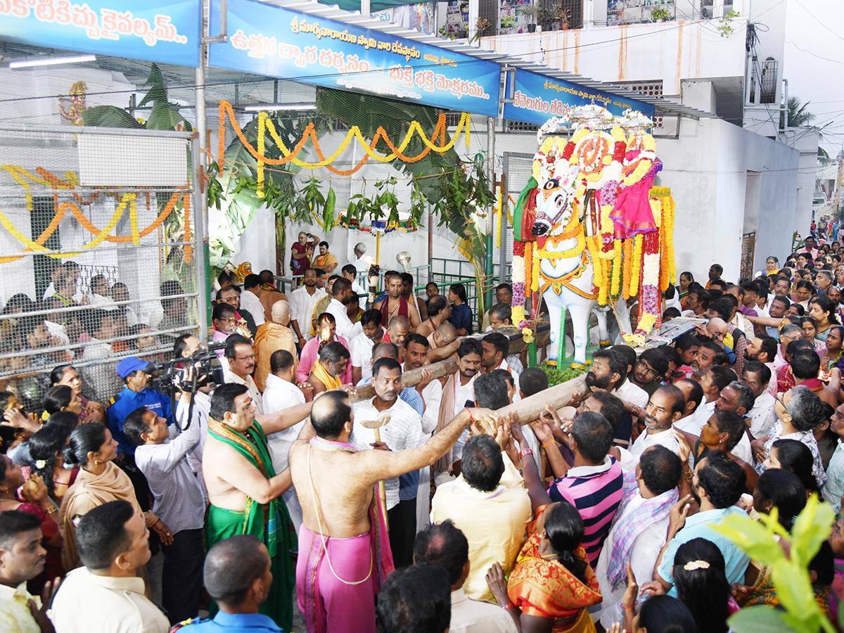 Huge_20Rush_20in_20Temples_20on_20Vaikunta_20Ekadasi_20Telugu_20states__20_281_29.jpg 1