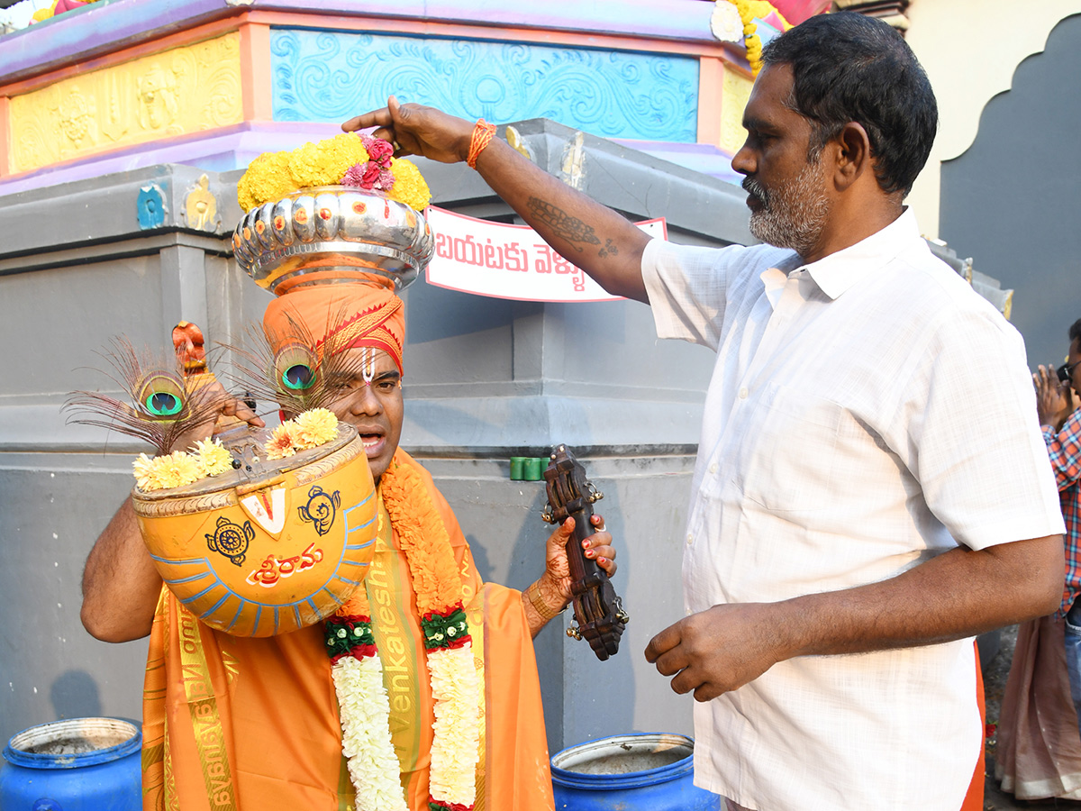 Huge_20Rush_20in_20Temples_20on_20Vaikunta_20Ekadasi_20Telugu_20states__20_286_29.jpg 6