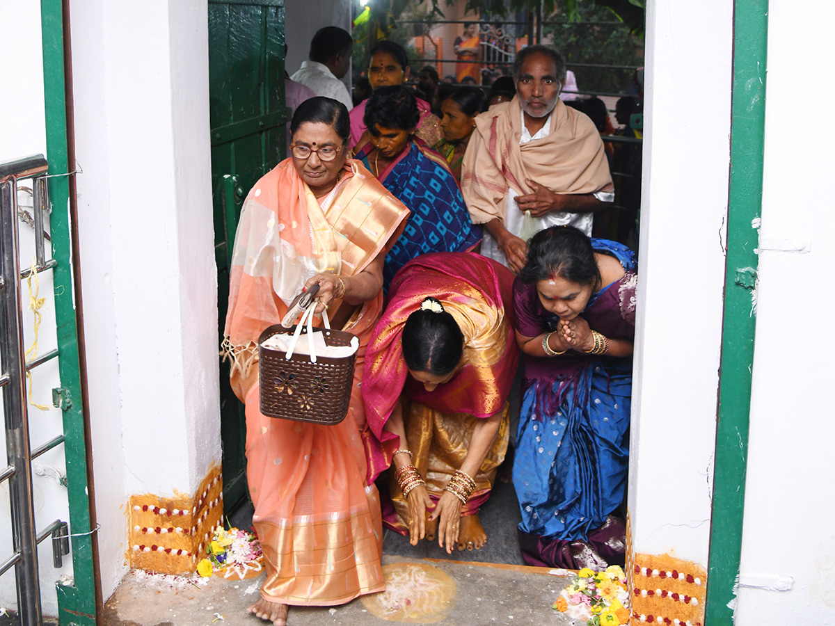 Huge_20Rush_20in_20Temples_20on_20Vaikunta_20Ekadasi_20Telugu_20states__20_287_29.jpg 7
