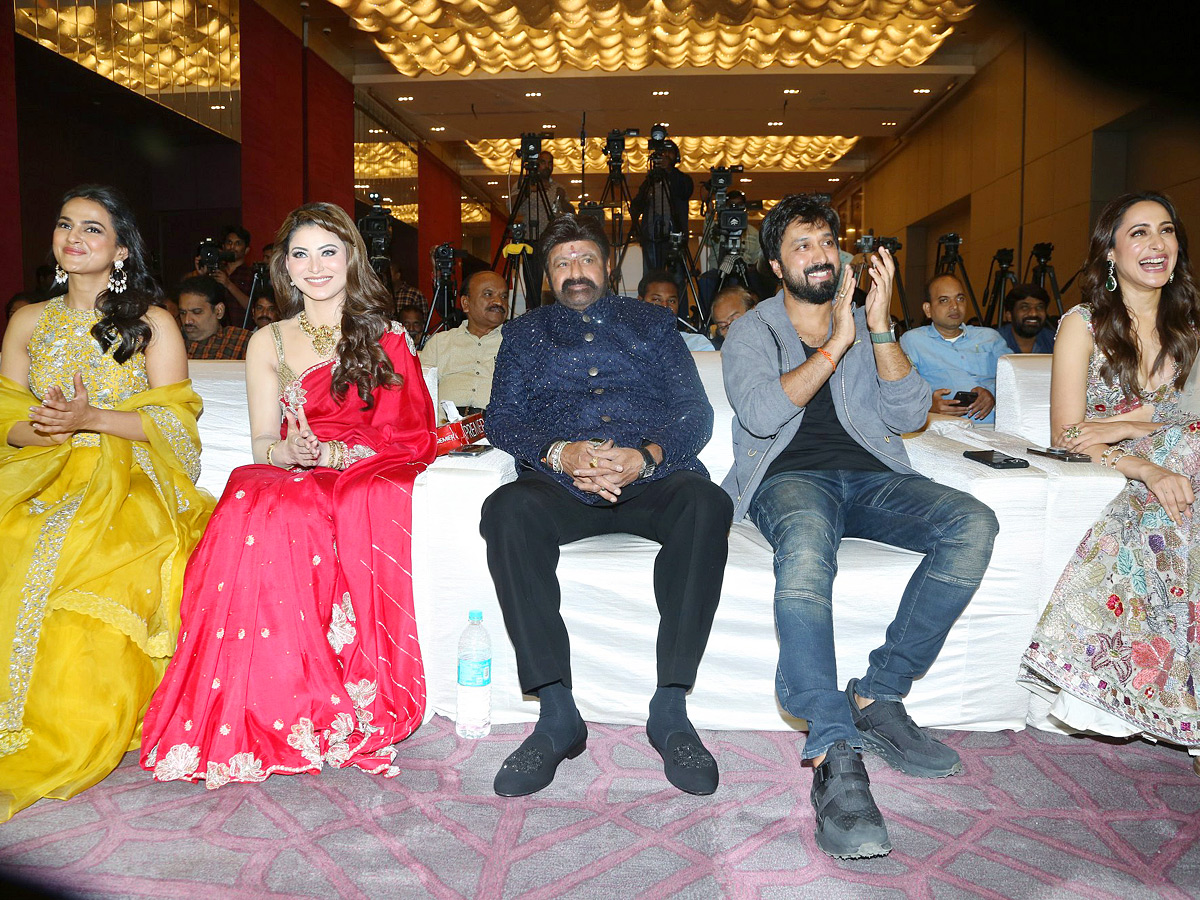 Hero_20Nandamuri_20Balakrishna_20Daaku_20Maharaaj_20Pre-release_20Event_20Photos_20_2823_29.jpg 24