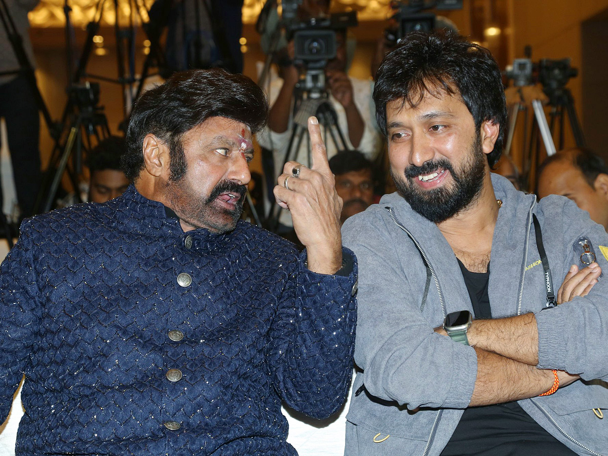 Hero_20Nandamuri_20Balakrishna_20Daaku_20Maharaaj_20Pre-release_20Event_20Photos_20_2824_29.jpg 25