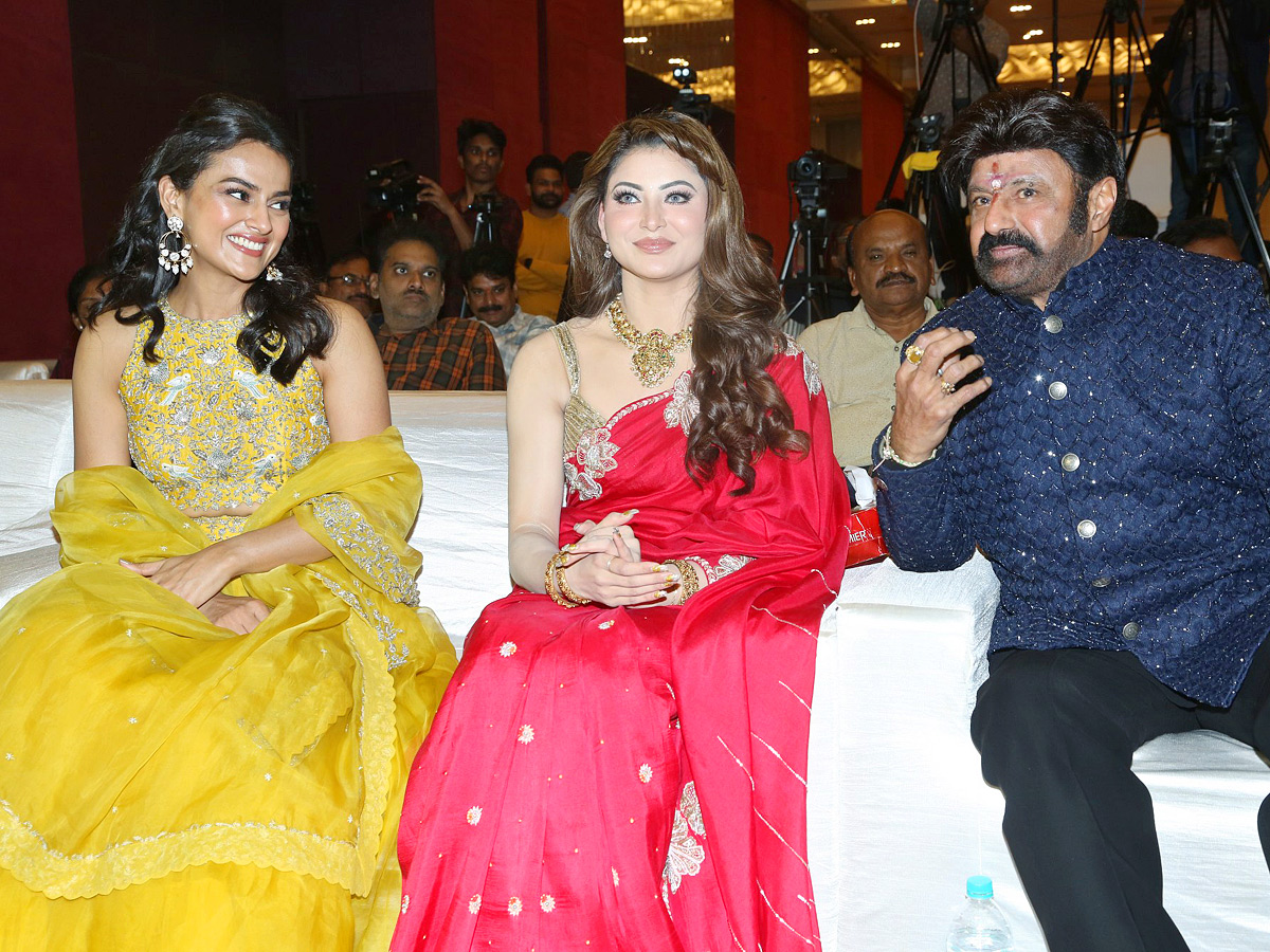 Hero_20Nandamuri_20Balakrishna_20Daaku_20Maharaaj_20Pre-release_20Event_20Photos_20_2825_29.jpg 26