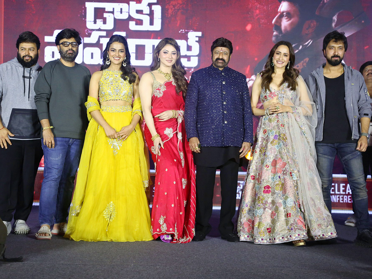 Hero_20Nandamuri_20Balakrishna_20Daaku_20Maharaaj_20Pre-release_20Event_20Photos_20_282_29.jpg 3