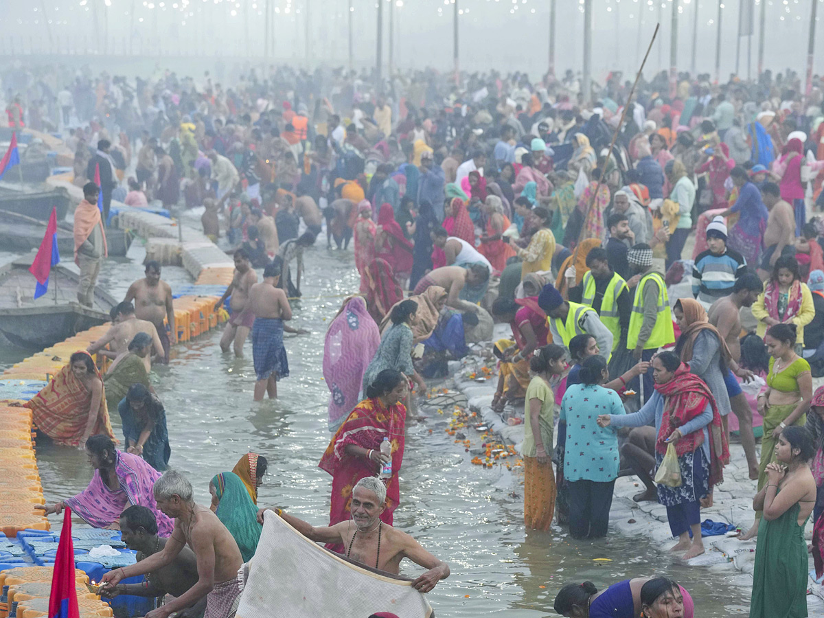 Maha_20Kumbh_202025_20Begins_20in_20Prayagraj_20with_20Grand_20First_20Snan_20Photos_20_2810_29.jpg 10