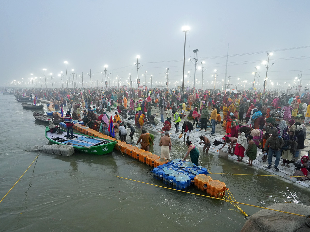 Maha_20Kumbh_202025_20Begins_20in_20Prayagraj_20with_20Grand_20First_20Snan_20Photos_20_2812_29.jpg 12