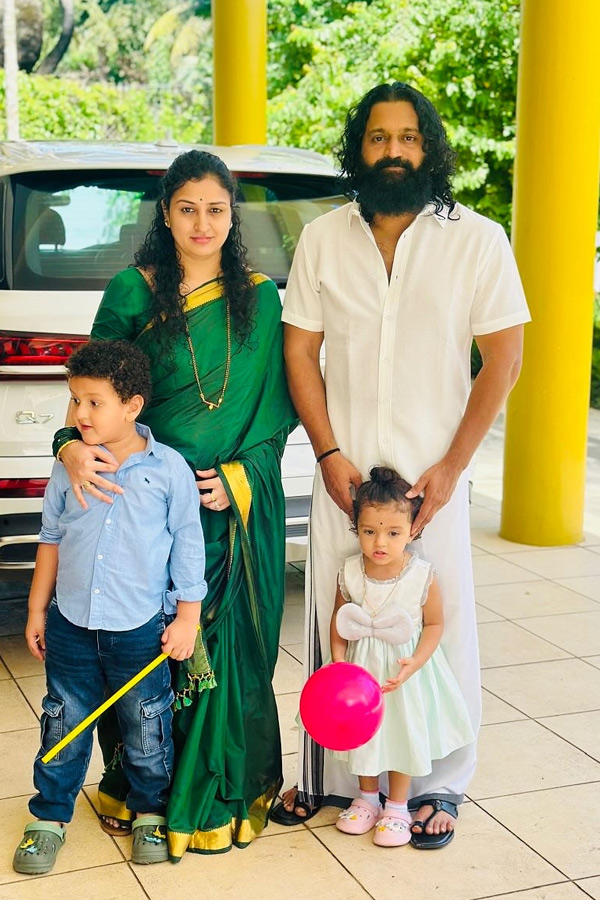 Tollywood_20Movie_20Stars_20Celebrates_20Makar_20Sankranti_20with_20Family_20Photos_20_289_29.jpg 10