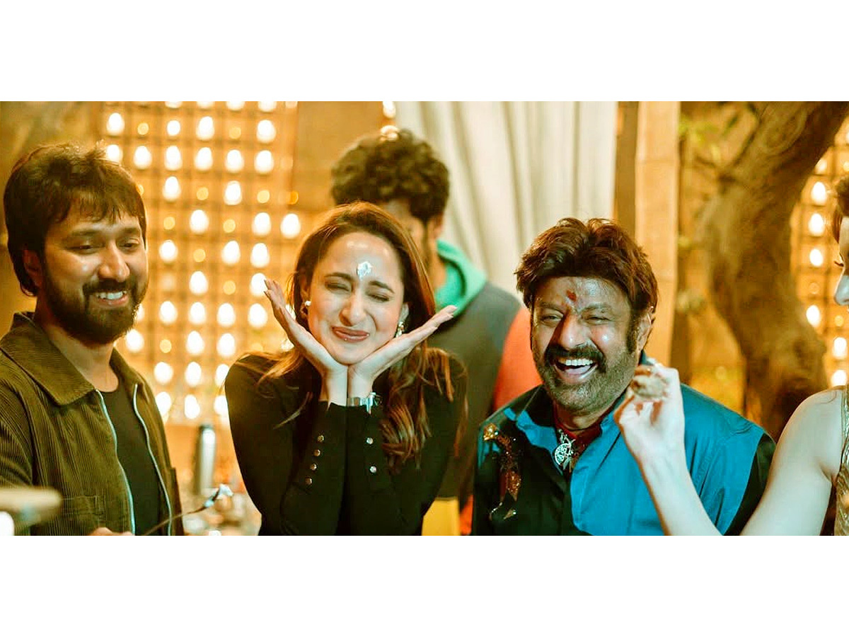 Balakrishna_2C_20Daaku_20Maharaaj_20Movie_20Unit_20celebrates_20Grand_20Pragya_20Jaiswal_20birthday_20Party_20Photos_20_2813_29.jpg 14