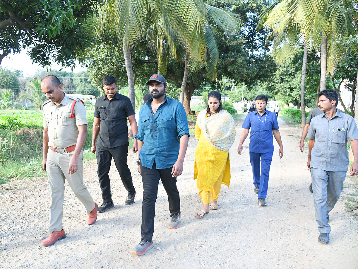 Manchu_20Manoj_20denied_20Entry_20To_20Mohan_20Babu_20University_20Photos_20VIral_20_2810_29.jpg 17